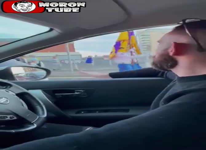 Video: After making fun of demonstrators, he is punched